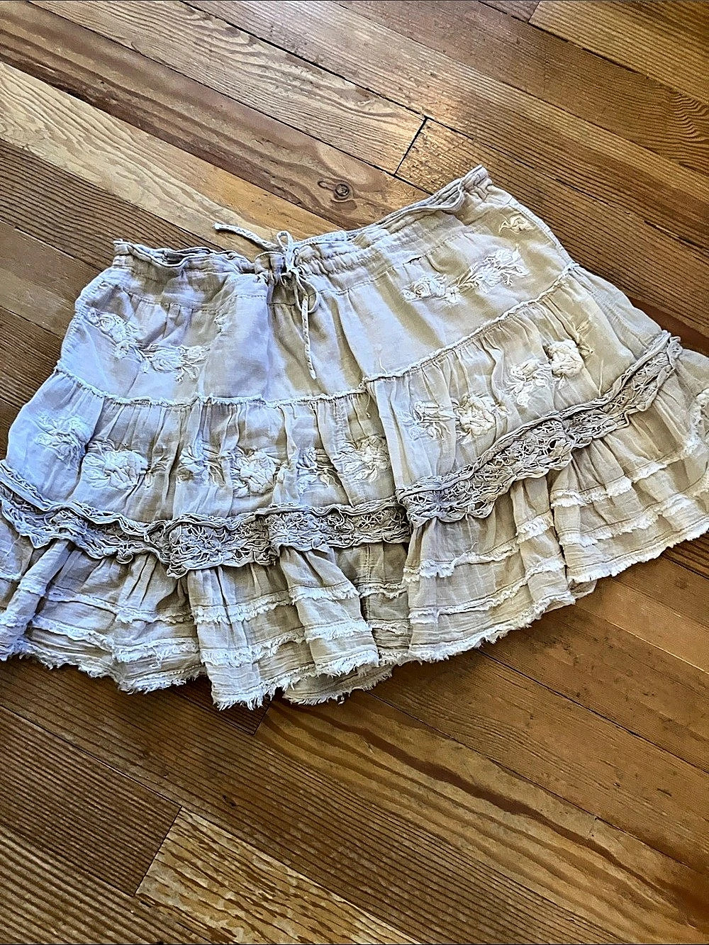 DA NANG Embroidered Lace Trim Mini Skirt in Cream Size Medium